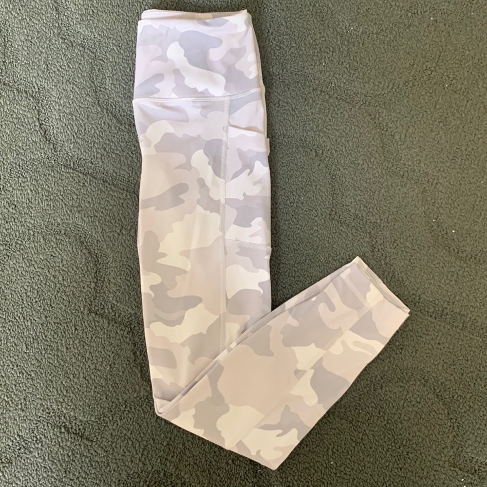 Yogalicious white camo leggings - size small. Has pockets on both sides